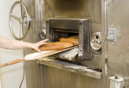 sacando el pan del horno