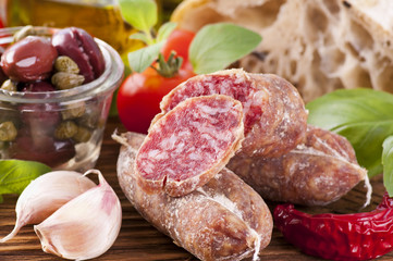 Salami mit Brot und Gemüse