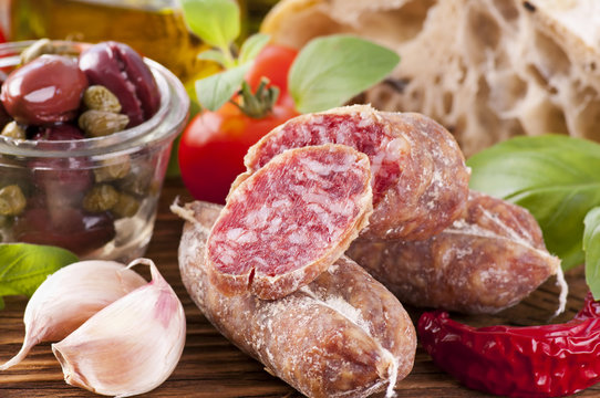 Salami mit Brot und Gem&uuml;se
