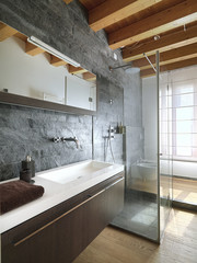 bagno moderno con doccia in mezzo al locale