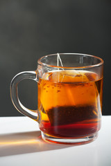 Teebeutel in Glastasse
