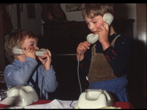 Kleinkinder telefonieren (8 mm-Film)