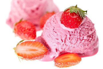 Ausschnitt von Erdbeereis mit Erdbeeren
