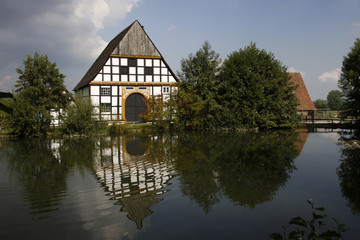 Obraz premium Fachwerkhaus an einem Teich