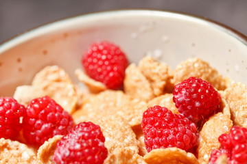 Cornflakes with milk and raspberries