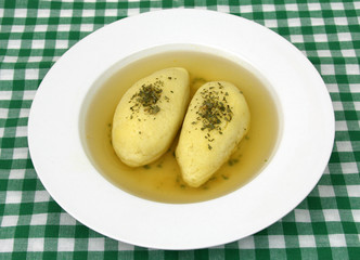 Grießnockerl in Kraftbrühe