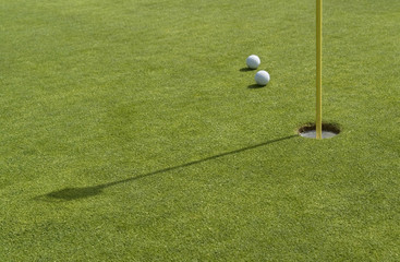 Obraz premium hole and golf balls in green back