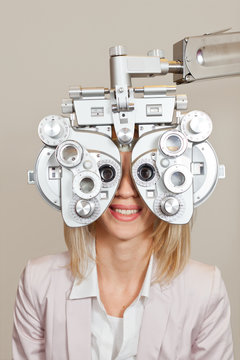 Frau beim Optiker