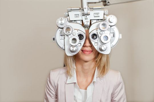 Frau beim Optiker