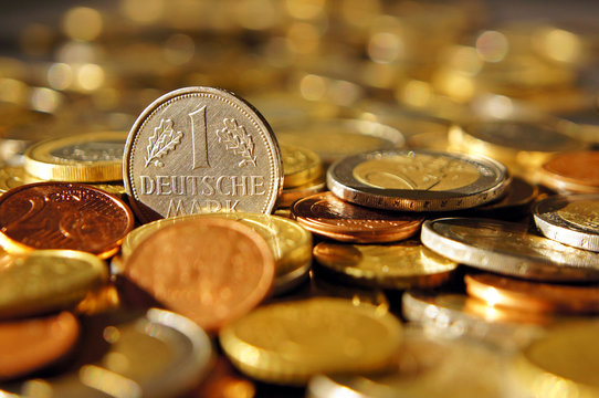 Eine 1 Mark Münze steht auf Euromünzen. 