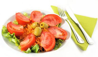 Piatto d'insalata con posate