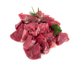 viande crue pour bourguignon  sur fond blanc