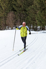 Fototapeta na wymiar Senior beim Ski Langlauf im Winter