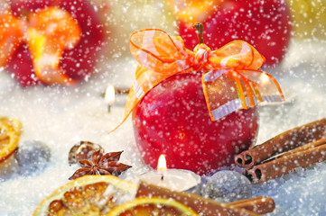 Fototapeta na wymiar Äpfel im Schnee