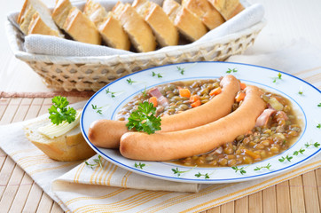 Linseneintopf mit Wiener Würstchen