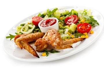 Grilled chicken wings with vegetable salad