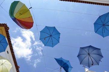 Paraguas de colores en cielo azul