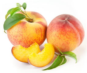 Fototapeta na wymiar Ripe peach fruit with leaves and slises