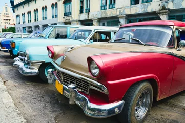 Fotobehang Havanna, Cuba. Straatbeeld met oude auto& 39 s. © Frankix
