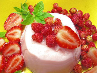 fruit strawberry dessert with pudding