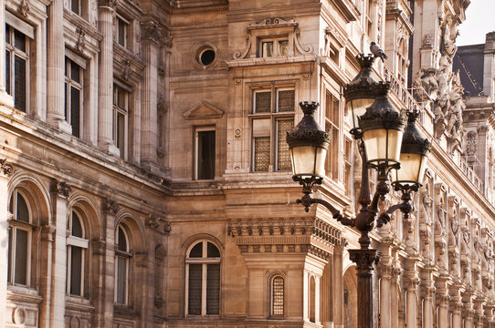 R&eacute;verb&egrave;re devant l'h&ocirc;tel de Ville &agrave; Paris - France