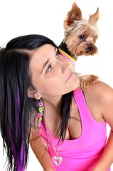 femme avec yorkshire terrier