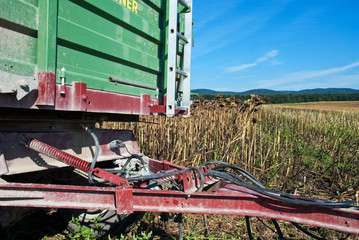 Anhänger eines Traktor auf dem Feld © Ewald Fröch