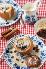 Bratapfel auf dem Tisch