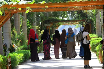 Möbelaufkleber Moslem women © Jolanta Mayerberg