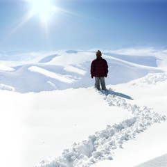 Fototapeta na wymiar Człowiek na górskiej, zima, śnieg, spacer