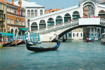Fototapeta na wymiar Most Rialto w Wenecji Włochy