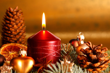 Weihnachtlich dekoriert mit Kerze
