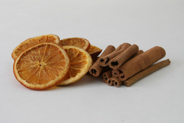 Orangenscheiben und Zimtstangen
