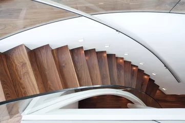 Foto op Plexiglas Trappen moderne gebogen trap