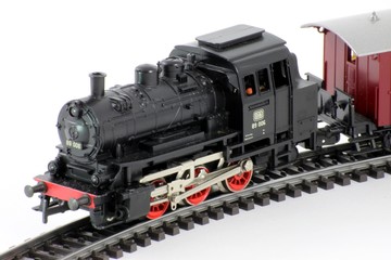 Obraz premium Modelleisenbahn Freisteller Tender mit Wagon