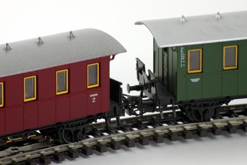 Modelleisenbahnwagons fahren auf Schiene