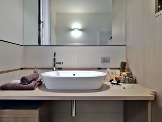 Fototapeta na wymiar Szczegóły zlewu w nowoczesną łazienkę z drewnianym szczycie