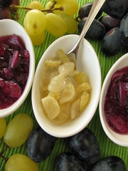 Kleine Schälchen mit Traubenkonfitüre