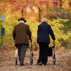 Rentnerpaar im Herbst