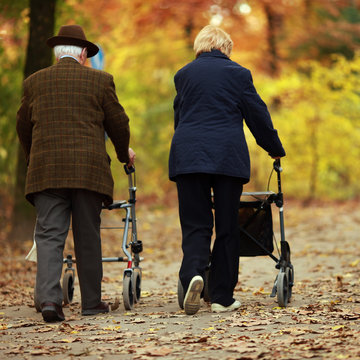 Rentnerpaar im Herbst