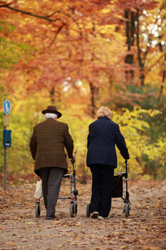Rentnerpaar im Herbst