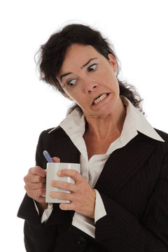 femme grima&ccedil;ant en buvant un caf&eacute; trop fort
