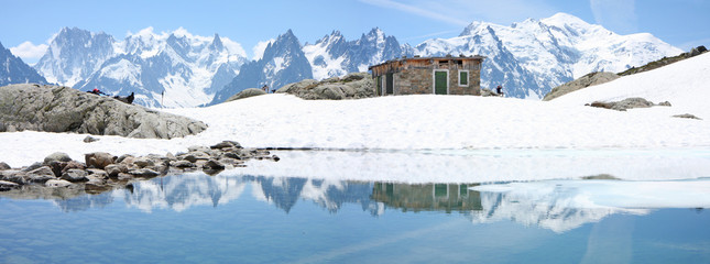 Fototapeta na wymiar Jezioro i Mont Blanc