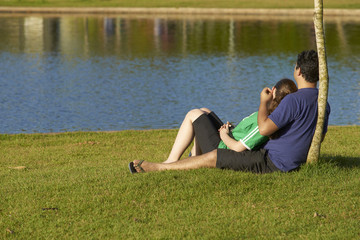 Junges Paar am Teich