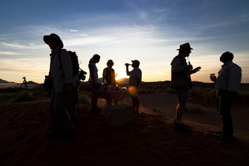 Fototapeta na wymiar Sundowner in der Namib Wüste