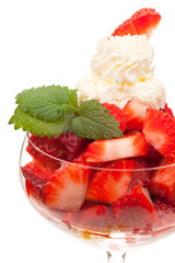 Ausschnitt von marinierten Erdbeeren mit Minze und Sahne