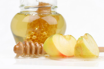 Fototapeta na wymiar Honey and apple pieces