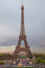 Fototapeta na wymiar Wieża Eiffla w pochmurny dzień