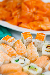 Fischbuffet 5: Auswahl von Sushi vor Teller mit Lachs