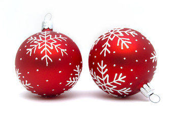 Zwei Weihnachtskugeln rot mit Schneeflocken